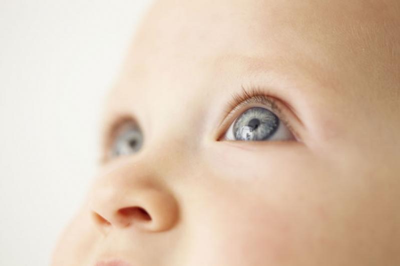 赤ちゃんの視力はどれくらい?新生児は約25cmまで→5週頃には視力が約3倍に!?
