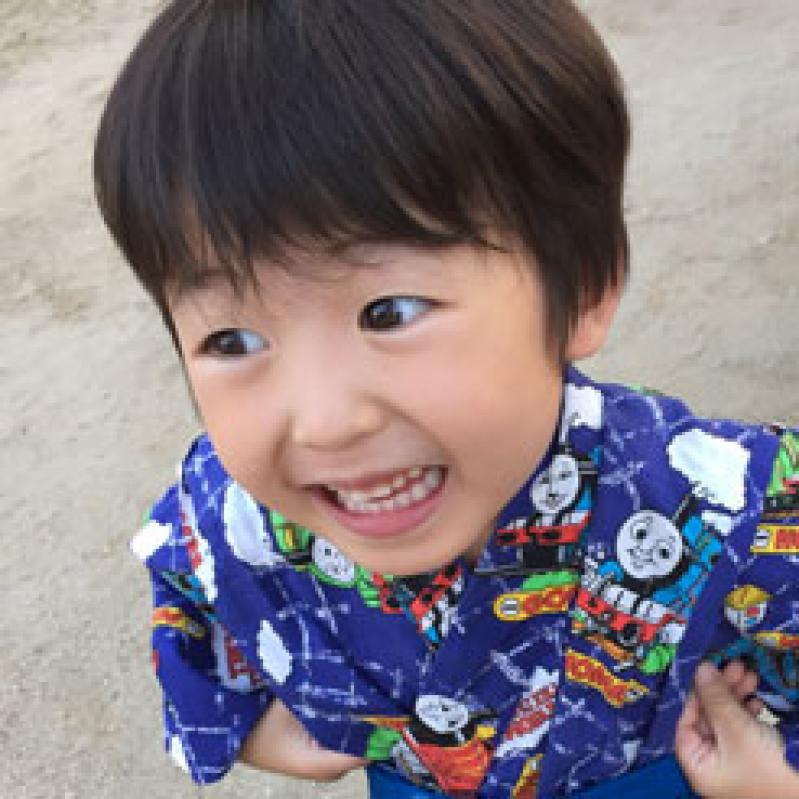 人のおもちゃを取りあげ、押し倒す暴れん坊、思いやりがないわけではありません