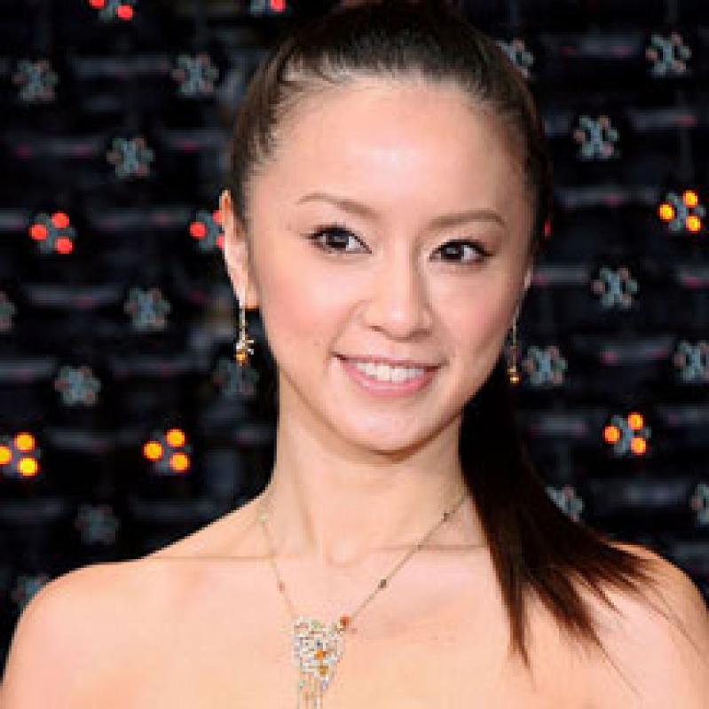 鈴木亜美さん&hitomiさんがa-nationで披露!マタニティ中のライブ衣装