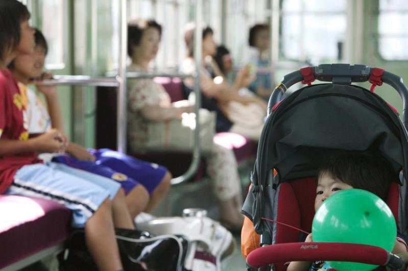 潮田玲子さんのつぶやきにママたち共感!電車の中で泣くわが子に涙・・・