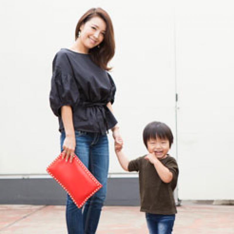 【東京SNAP】美人ママの親子コーデ、デニム&赤差し色リンクは今すぐ真似できちゃう!