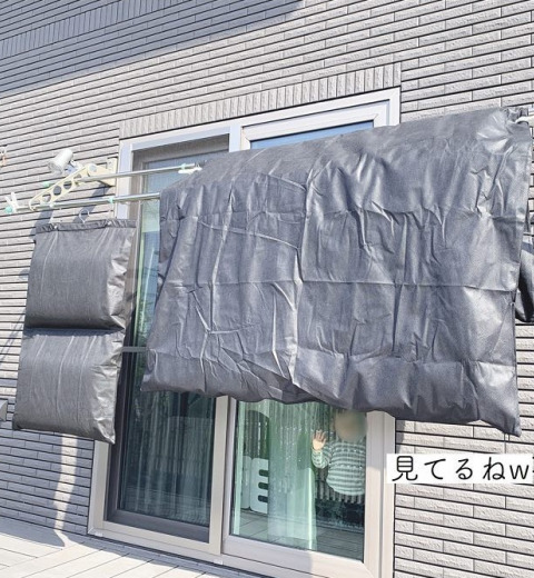 【布団の干し方】正しい時間や頻度は?ベビー布団の干し方や室内干しできる便利グッズも紹介