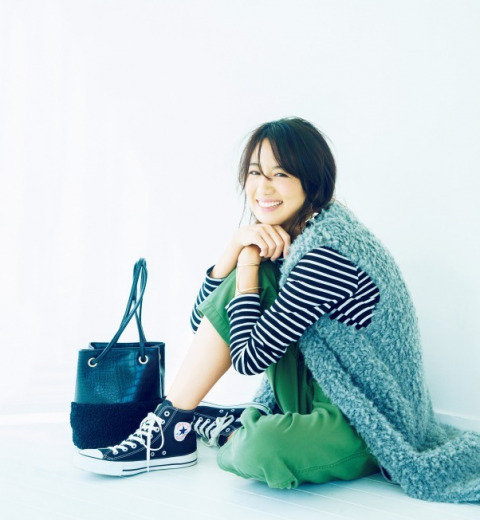 東原亜希さん、白Tに黒ミニスカコーデが可愛すぎると反響