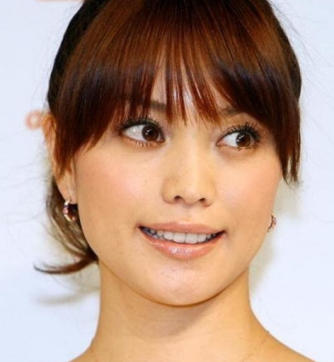 蛯原友里さん大胆バックリ背中にドキッ!色っぽいポージングにファン悶絶