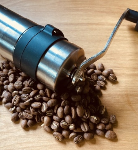 ダイソーのコーヒーミルが超使える!オールインワンでアウトドアにも最適♡本格的な一杯を