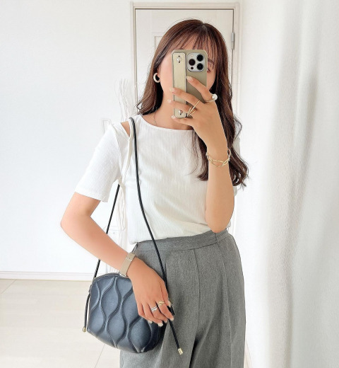 チラ見せが女っぽ♡【GU】リブカットアウトTなら今買って秋まで活躍!