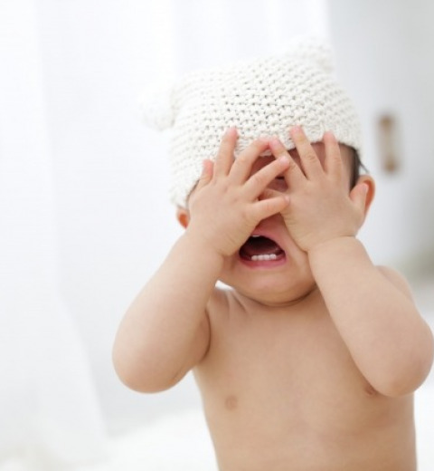 【医師監修】赤ちゃんの人見知りはいつからいつまで?原因と対処法、注意点まで解説