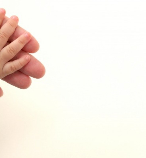 新生児の手足が冷たい…温めなくて大丈夫?赤ちゃんの寒いサインや対処法を解説