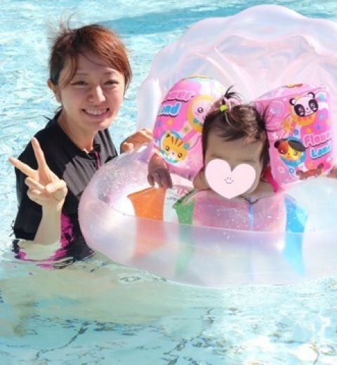 紺野あさ美さんの娘がプールデビュー!優しい夫・杉浦さんともラブラブ!