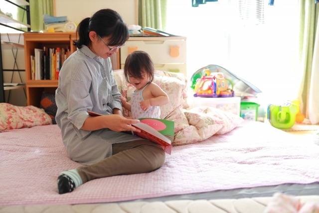 フローリングに布団で快適に寝るには カビ防止アイテムや収納方法もご紹介 Mamagirl ママガール