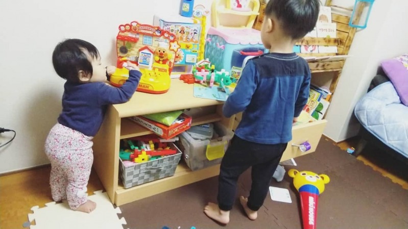 赤ちゃんのつかまり立ちはいつから 練習のアイデアや転倒対策まで Mamagirl ママガール