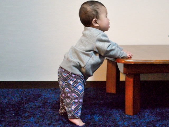 赤ちゃんのつかまり立ちはいつから 練習のアイデアや転倒対策まで Mamagirl ママガール
