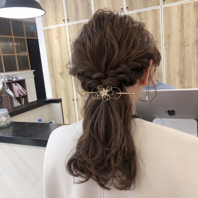 ポニーテールは巻き方で簡単あか抜けヘアに 大人の巻きテク アレンジも Mamagirl ママガール