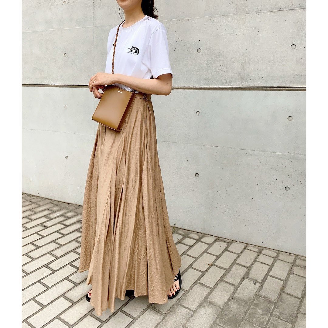 ベージュのロングスカートは大人女子コーデの味方 季節別コーデ11選 Mamagirl ママガール ベージュのロングスカートは大人女子コーデの味方 季節別コーデ11選 Mamagirl ママガール