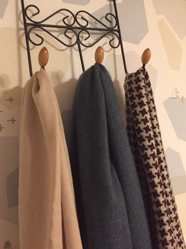 ストールとマフラーの違いは何 おしゃれな巻き方 特徴と収納方法ご紹介 Mamagirl ママガール