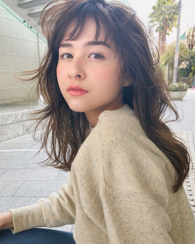 セミロング レイヤーカット のススメ 巻き方や簡単アレンジも大公開 Mamagirl ママガール