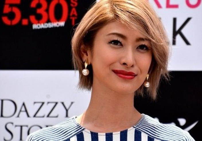 山田優さんがばっさりショートに ガーリーなワンピもキュートすぎる Mamagirl ママガール