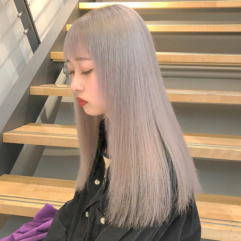 プラチナブロンドってどんな髪色 似合う人は レングス別ヘアカタも Mamagirl ママガール