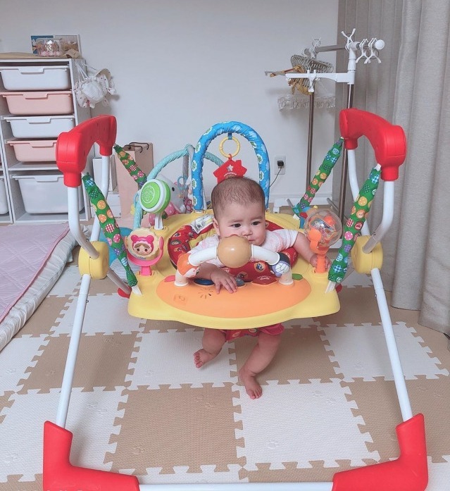 赤ちゃんのつかまり立ちはいつから 練習のアイデアや転倒対策まで Mamagirl ママガール