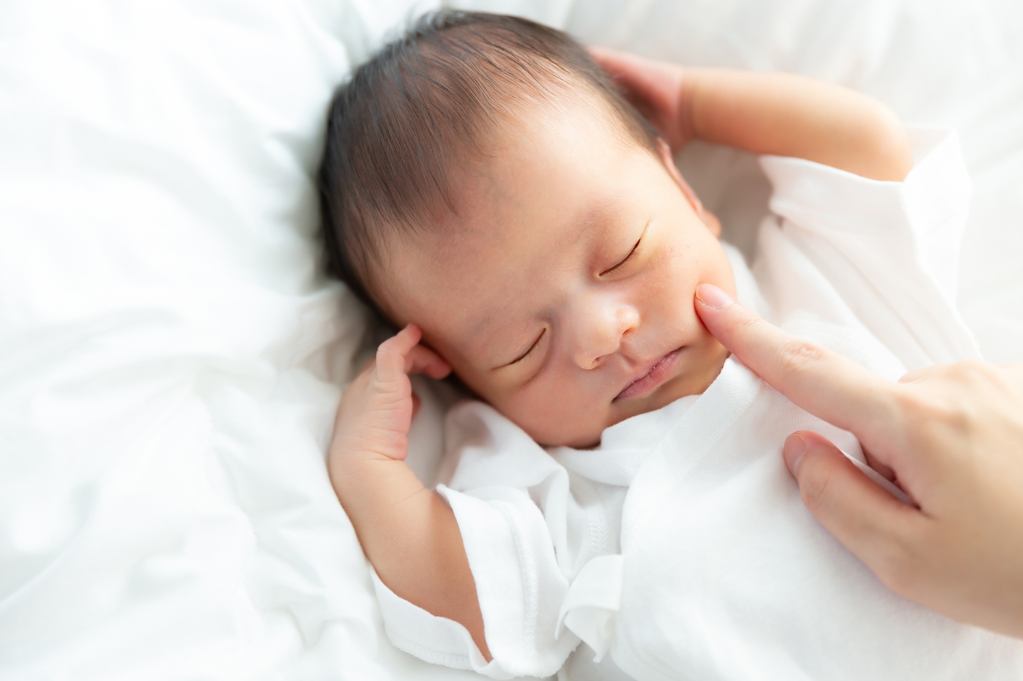 新生児の上手な起こし方 睡眠 授乳リズムを整え機嫌よく目覚めてもらう方法を解説 Mamagirl ママガール