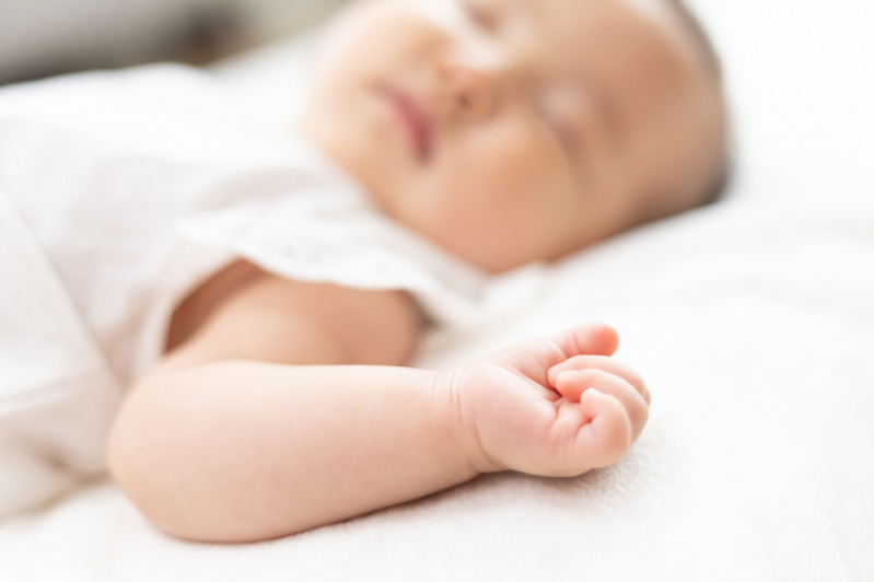 新生児の上手な起こし方 睡眠 授乳リズムを整え機嫌よく目覚めてもらう方法を解説 Mamagirl ママガール