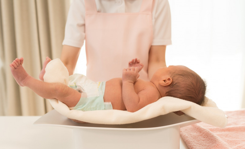 新生児の上手な起こし方 睡眠 授乳リズムを整え機嫌よく目覚めてもらう方法を解説 Mamagirl ママガール