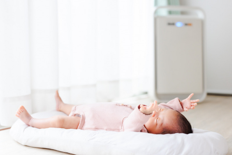 背中スイッチはいつまで続く 赤ちゃんを置くと泣く原因と対策 便利グッズを紹介 Mamagirl ママガール