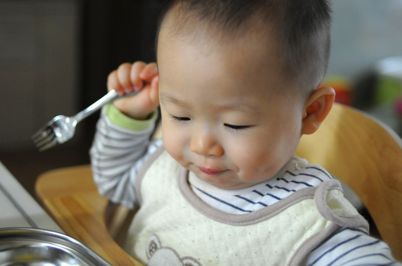 手づかみ食べはいつから始める 始め時から練習方法 おすすめ食材やレシピまで解説 Mamagirl ママガール