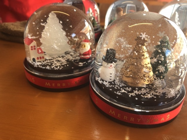 スノードームの作り方 初心者でも簡単にできちゃう 100均で作るおしゃれな作品も紹介 Mamagirl ママガール スノードームの作り方 初心者でも簡単にできちゃう 100均で作るおしゃれな作品も紹介 Mamagirl ママガール